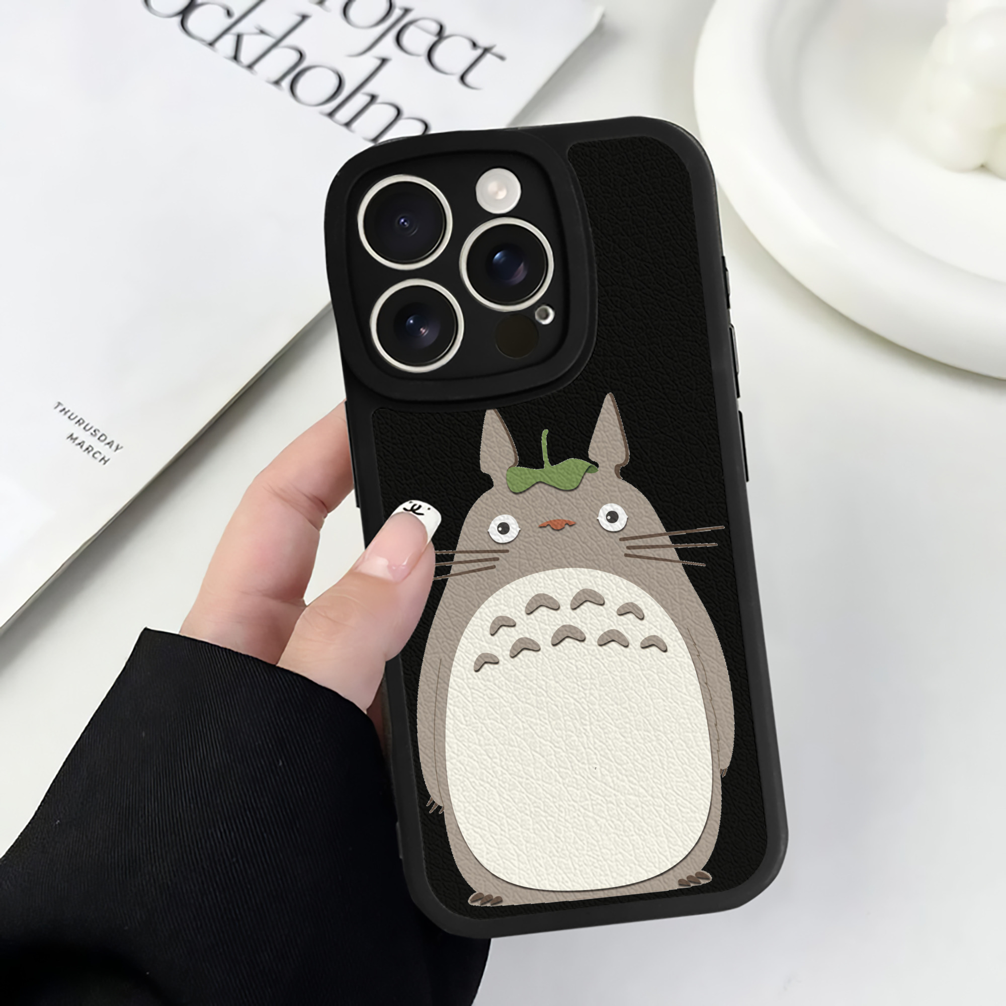 （画像用） となりのトトロ 草壁メイ 草壁サツキ My Neighbor Totoro Satsuki Kusakabe Mei Kusakabe 【iPhone 16シリーズ対応】シリコンスマホケース（レザー調） 材質：シリコン